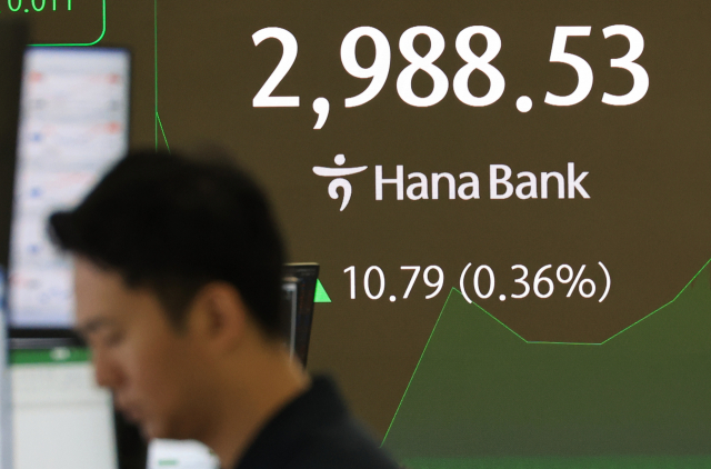 20일 서울 중구 하나은행 본점 딜링룸에서 직원이 증시와 환율을 모니터하고 있다. 연합뉴스