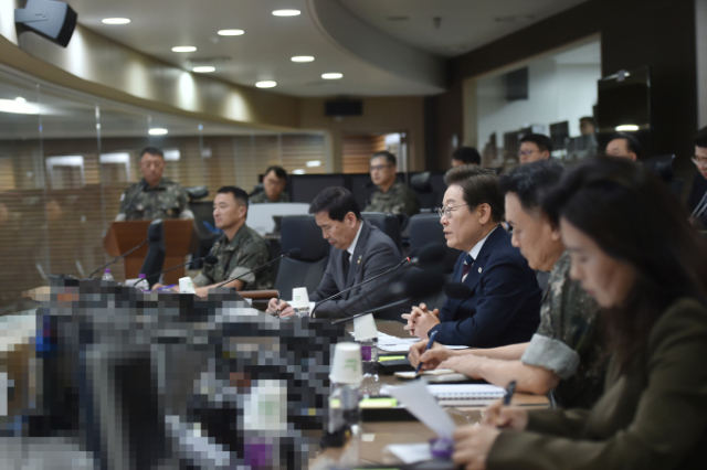 이재명(오른쪽 세번째) 대통령이 취임 첫날인 6월 4일 오후 서울 용산 국방부·합참 청사를 처음 찾아 합참 작전통제실에서 김선호 국방부 장관 직무대행과 김명수 합참의장으로부터 군사대비태세 상황 보고를 받고 있다. 사