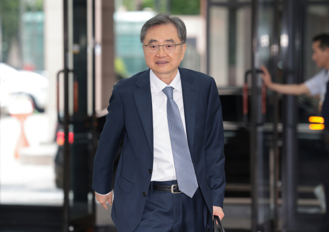 조현 외교부 장관 후보자가 24일 서울 종로구의 인사청문회 준비 사무실로 출근하고 있다. 연합뉴스