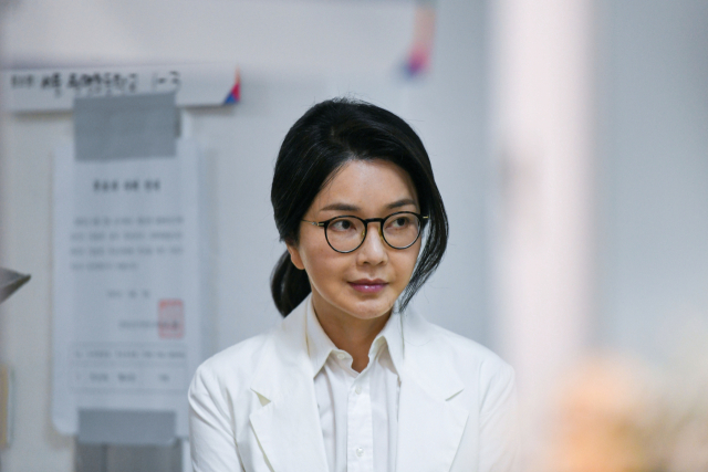윤석열 전 대통령 배우자 김건희 여사가 제21대 대통령 선거일인 이달 3일 서울 서초구 원명초등학교에 마련된 서초4동제3투표소에서 투표하기 위해 줄을 서고 있다. 연합뉴스