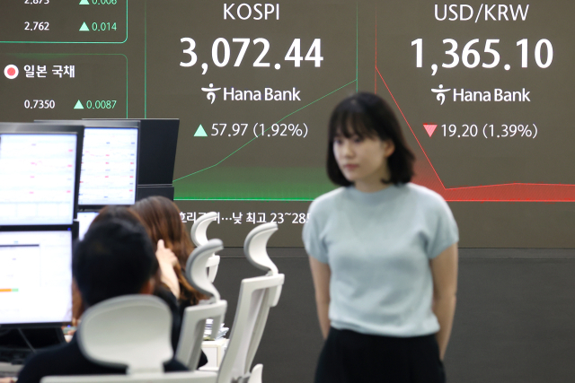 코스피 지수가 이스라엘과 이란의 완전한 휴전 합의 소식에 힘입어 24일 3060대에서 강세 출발한 24일 서울 중구 하나은행 딜링룸 현황판에 코스피 지수 등이 표시되고 있다. 하나은행