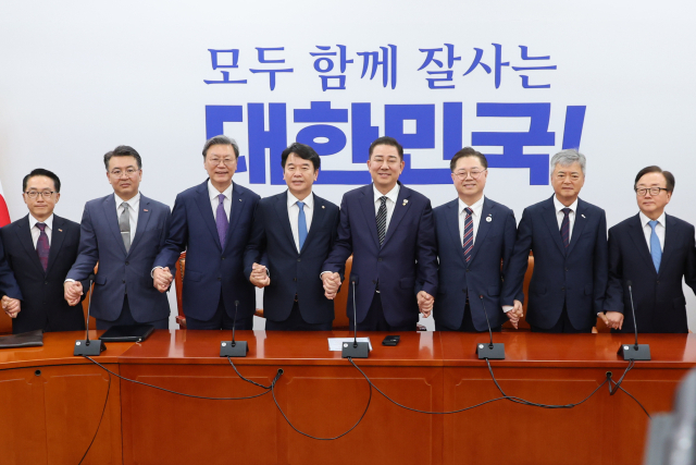 김병기 더불어민주당 대표 직무대행 겸 원내대표와 경제 6단체 부회장단이 25일 면담에 앞서 기념 촬영을 하고 있다. 이호준(왼쪽부터) 한국중견기업연합회 상근부회장, 오기웅 중소기업중앙회 상근부회장, 김창범 한국경제인