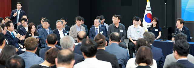 이재명 대통령이 25일 광주광역시 국립아시아문화전당에서 열린 '광주시민·전남도민 타운홀미팅'에서 김영록 전남도지사의 발언을 듣고 있다. 연합뉴스