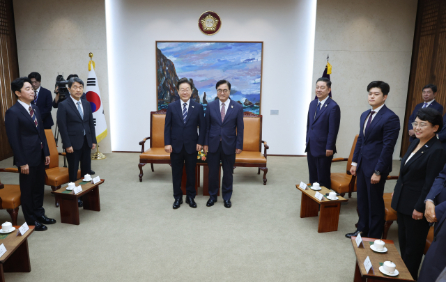 이재명 대통령과 우원식 국회의장이 26일 국회 접견실에서 추가경정예산 시정연설에 앞서 사전 환담을 하며 기념촬영을 하고 있다. 연합뉴스