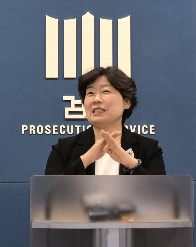 '12·3 비상계엄 사건'을 수사하는 조은석 내란 특검팀의 박지영 특검보가 24일 서울 서초구 서울고등검찰청 기자실에서 윤석열 전 대통령에 대해 특수공무집행방해 혐의 등으로 체포영장을 전격 청구했다는 내용을 브리핑하