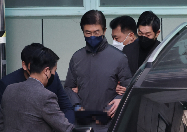 '12·3 비상계엄 사태'에 관여한 혐의로 구속된 김봉식 전 서울경찰청장이 지난해 12월 20일 서울 남대문경찰서에서 검찰로 송치되고 있다. 연합뉴스