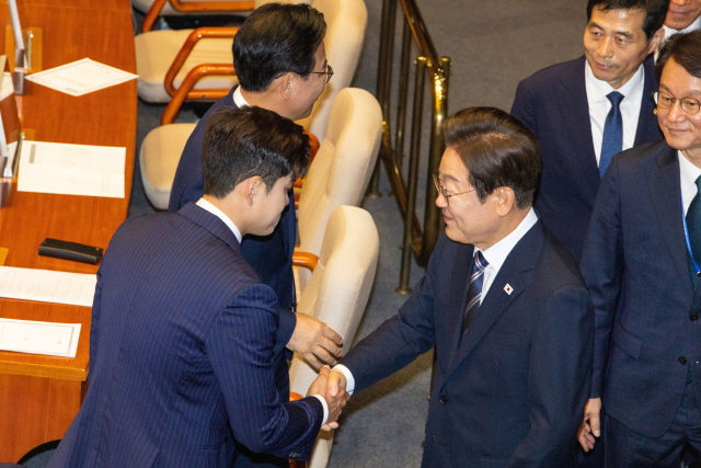 이재명 대통령이 26일 국회 본회의장에서 2025년도 제2회 추가경정예산안에 대한 정부의 시정연설을 마친 후 김용태 국민의힘비상대책위원장과 인사를 나누고 있다. 성형주 기자