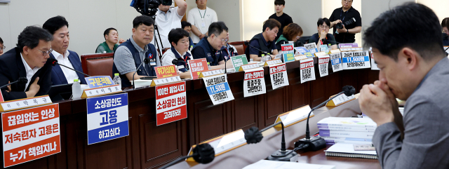 26일 세종시 정부청사 고용노동부에서 열린 최저임금위원회 제7차 전원회의가 사용자측의 동결과 근로자측 1만1500원이 팽팽하게 대립하며 회의가 시작되고 있다. 뉴스1