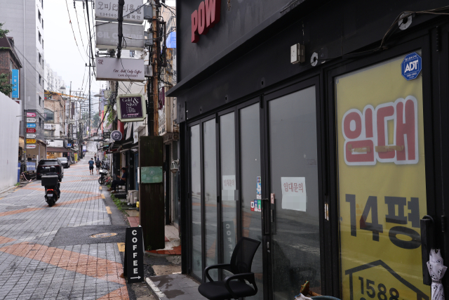 손님의 발길이 뚝 끊긴 서울 한 골목 상점에 임대 광고가 붙어 있다. 연합뉴스