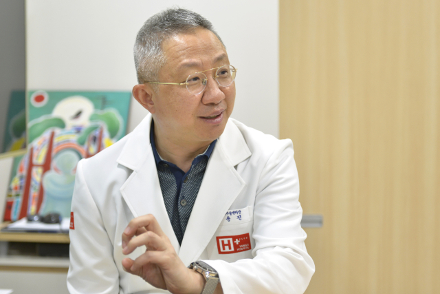 김용진 에이치플러스양지병원 비만당뇨수술센터장이 고도비만 환자의 수술적 치료에 대해 설명하고 있다. 사진 제공=양지병원