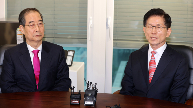 김문수 국민의힘 대선 후보와 한덕수 전 국무총리가 11일 서울 여의도 국민의힘 중앙당사에서 회동하고 있다. 오승현 기자