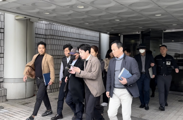 지난해 10월 23일 영장심사 후 법원 나서는 '36주 낙태' 사건 병원장과 집도의. 연합뉴스