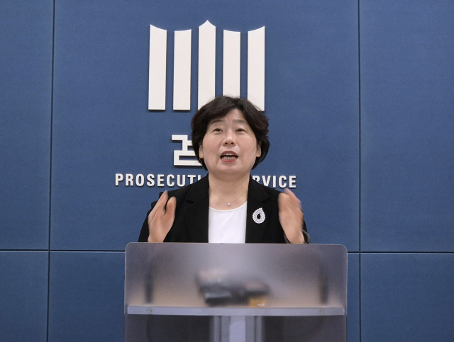 12·3 비상계엄 사건'을 수사하는 조은석 내란 특검팀의 박지영 특검보가 24일 서울 서초구 서울고등검찰청 기자실에서 윤석열 전 대통령에 대해 특수공무집행방해 혐의 등으로 체포영장을 전격 청구했다는 내용을 브리핑하고