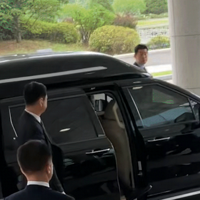 윤석열 전 대통령이 23일 서울 서초구 서울중앙지방법원에서 열린 내란 우두머리 혐의·직권남용 권리행사 방해 혐의 사건 8차 공판에 출석하고 있다. 박호현 기자