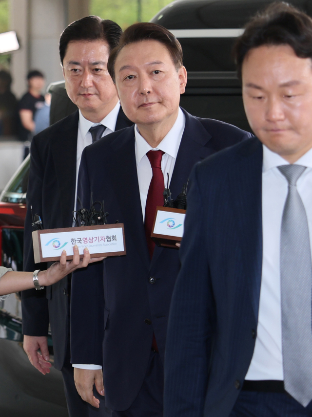 윤석열 전 대통령이 28일 12·3 비상계엄과 관련한 내란·외환 사건을 수사하는 조은석 특별검사팀에 조사를 받기 위해 서울 서초구 서울고등검찰청으로 들어가고 있다. 조태형 기자