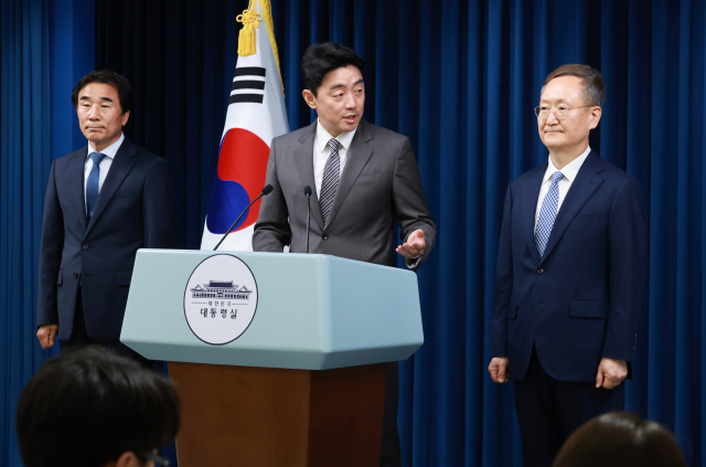 강훈식(가운데) 대통령비서실장이 29일 서울 용산 대통령실 청사에서 이재명 대통령의 수석비서관 추가 인선을 발표하고 있다. 왼쪽부터 전성환 경청통합수석비서관, 강 비서실장, 봉욱 민정수석비서관. 연합뉴스