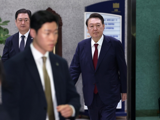 피의자 신분으로 내란 특검 조사를 받은 윤석열 전 대통령이 서초구 서울고검 청사를 나서고 있다. 연합뉴스