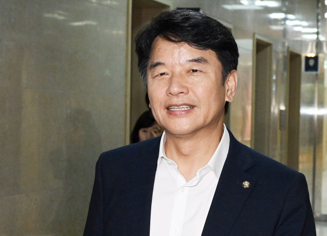문진석 더불어민주당 원내운영수석부대표가 19일 유상범 국민의힘 원내운영수석부대표와 회동하기 위해 국회 운영위원회 소회의실로 향하고 있다. 오승현 기자 2025.06.19