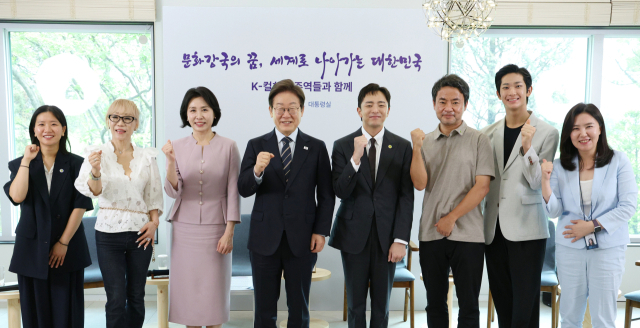 이재명 대통령과 김혜경 여사가 30일 서울 용산 대통령실 파인그라스에서 열린 문화예술계 수상자 간담회를 마치며 참석자와 기념촬영을 하고 있다. 칸국제영화제 학생부문(라 시네프) 1등상을 수상 허가영(왼쪽부터) 영화감