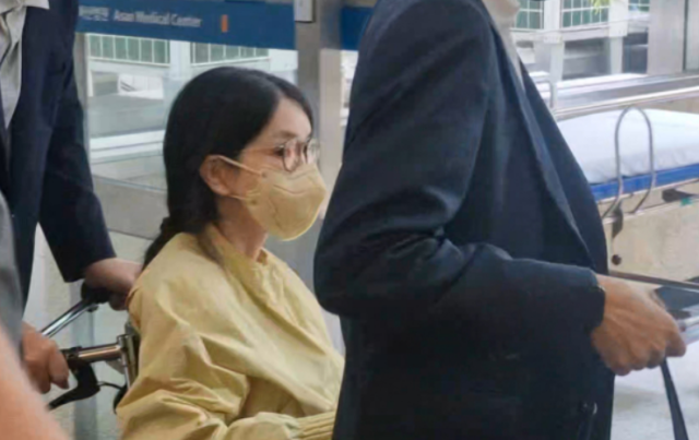 지난달 27일 김건희 여사가 서울 송파구 서울아산병원에서 윤석열 전 대통령이 미는 휠체어에 탄 채 퇴원하고 있다. 연합뉴스