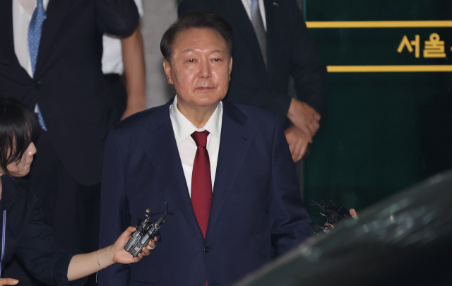 지난달 28일 피의자 신분으로 내란 특검 조사를 받은 윤석열 전 대통령이 서초구 서울고검 청사를 나서고 있다. 연합뉴스