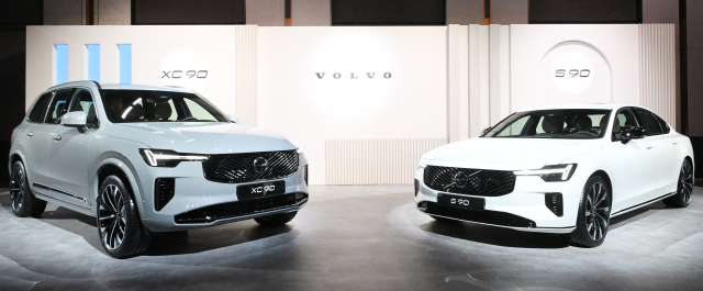 2일 서울 광진구 그랜드 워커힐에서 볼보자동차코리아의 신형 XC90(왼쪽)과 S90이 국내 최초로 공개되고 있다. 7인승 SUV인 XC90과 5인승 세단 S90은 볼보의 최상위 라인업 차량이다. 이번 신형 모델에는 