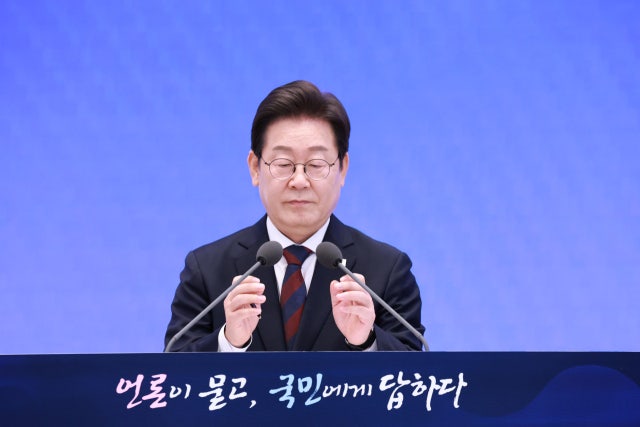 [속보] 李<b>대통령</b> “<b>노동시간 단축</b> 반드시해야…사회적 대화로 점진적으...