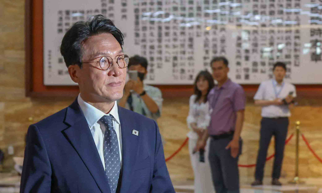 김민석 국무총리 후보자가 3일 서울 여의도 국회에서 본회의장으로 향하고 있다. 연합뉴스