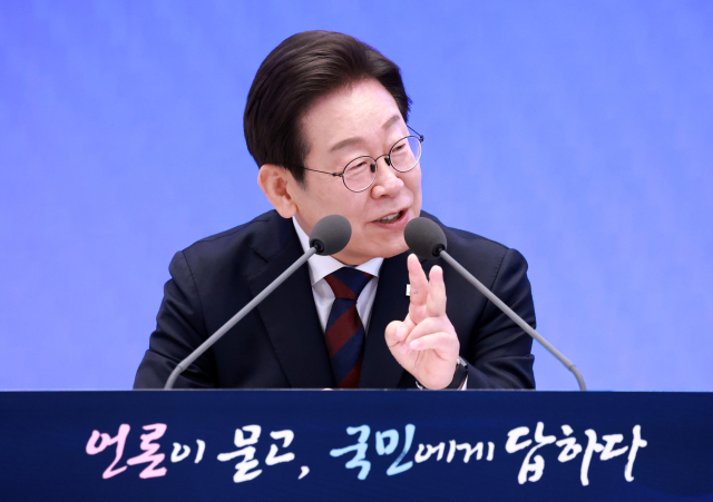 이재명 대통령이 3일 청와대 영빈관에서 열린 ‘대통령의 30일, 언론이 묻고 국민에게 답하다’ 기자회견에서 취재진의 질문에 답하고 있다. 연합뉴스