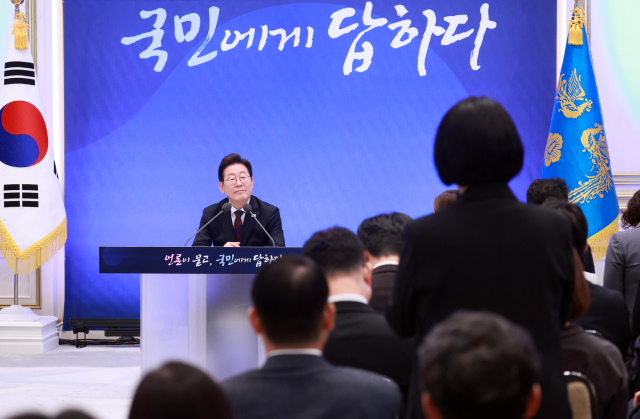 이재명 대통령이 3일 청와대 영빈관에서 ‘대통령의 30일, 언론이 묻고 국민에게 답하다’ 기자회견을 하고 있다. 연합뉴스