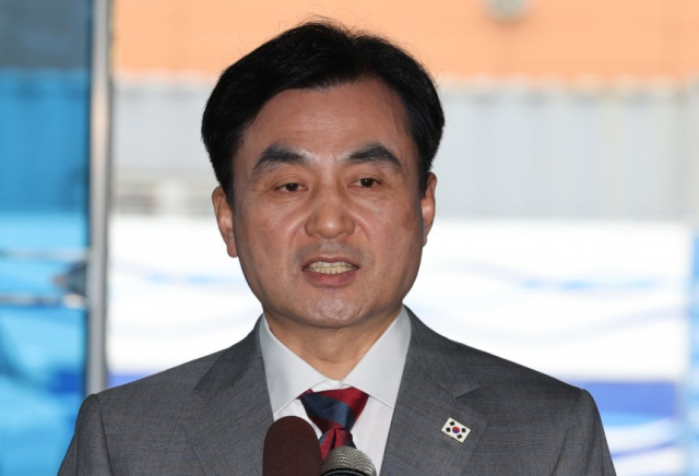 안규백 국방부 장관 후보자가 지난 6월 27일 서울 용산구 육군회관에 마련된 인사청문회 준비사무실로 들어서며 취재진의 질문에 답하고 있다. 연합뉴스