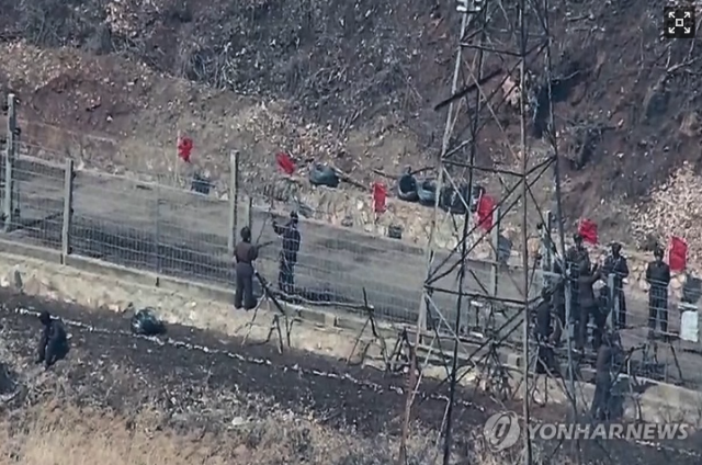 합참은 최근 북한군 활동자료를 지난 5월 27일 공개했다. 사진은 북한군이 동부전선 철책 상하단 보수하는 모습. 사진=합참 제공