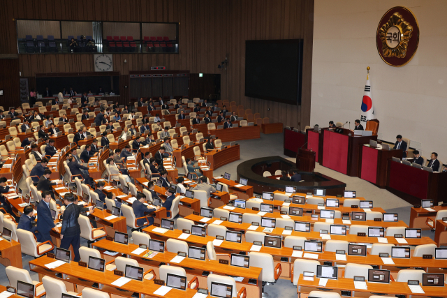 4일 국회 본회의에서 우원식 국회의장과 여당 의원들이 야당 의원들을 기다리고 있다. 연합뉴스