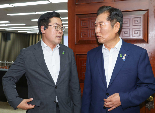 국민의힘 반대에도 ‘추석 전 검찰 개혁 완수’를 공언하고 있는 정청래(오른쪽)·박찬대 더불어민주당 의원이 3일 국회에서 열린 당의 비공개 의원총회장 앞에서 대화하고 있다. 연합뉴스
