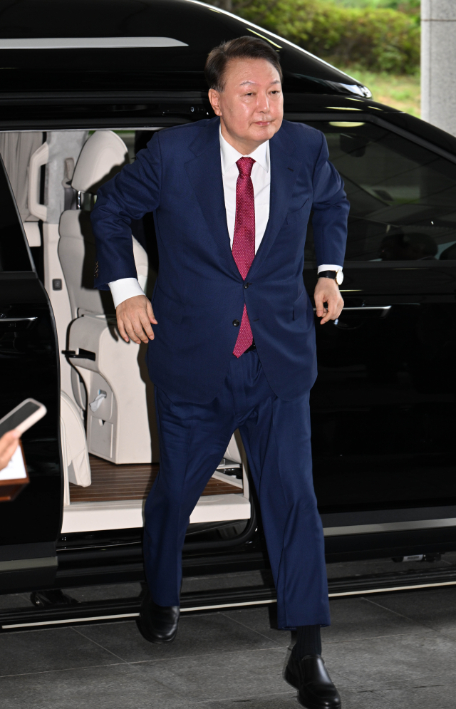 윤석열 전 대통령이 5일 12·3 비상계엄과 관련한 내란·외환 사건을 수사하는 조은석 특별검사팀에 2차 조사를 받기 위해 서울 서초구 서울고등검찰청으로 들어가고 있다. 조태형 기자