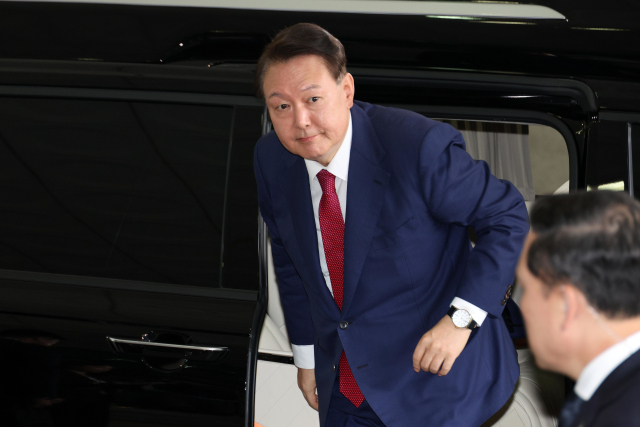윤석열 전 대통령이 5일 오전 서초구 서울고등검찰청에 마련된 내란특검에서 2차 대면조사를 받기 위해 출석하고 있다. 뉴스1