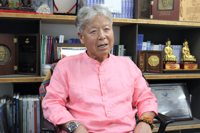 엄홍길 대장이 서울 종로구 소재 엄홍길휴먼재단 사무실에서 서울경제신문과 인터뷰하고 있다. 김수호 기자