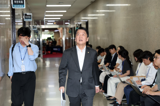 안철수 국민의힘 의원이 2일 오후 송언석 비상대책위원장 겸 원내대표를 만나기 위해 국회 본청 원내 대표실로 향하고 있다. 연합뉴스