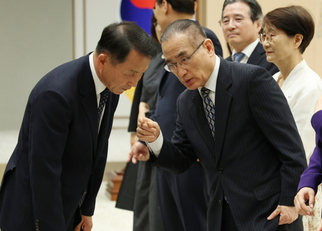 위성락 국가안보실장이 4일 용산 대통령실에서 열린 임명장 수여식에서 김현종 안보 1차장과 대화하고 있다. 연합뉴스