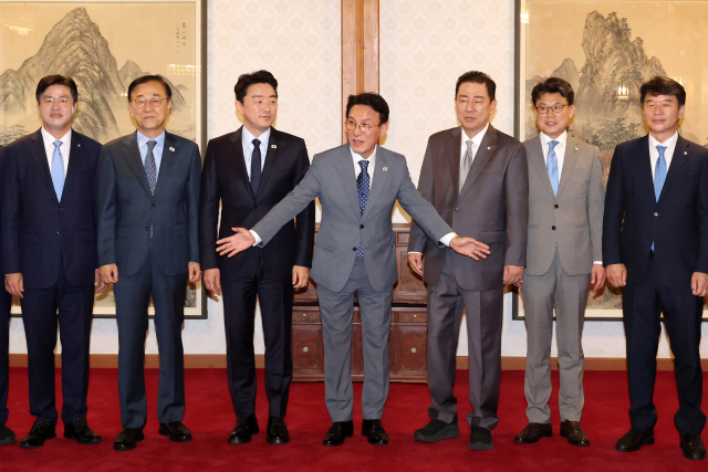 김민석(오른쪽 네 번째) 국무총리와 김병기(〃 세 번째) 더불어민주당 대표 직무대행 겸 원내대표, 강훈식(〃 다섯 번째) 대통령 비서실장 등이 6일 오후 서울 종로구 삼청동 국무총리 공관에서 열린 고위당정협의회에서 