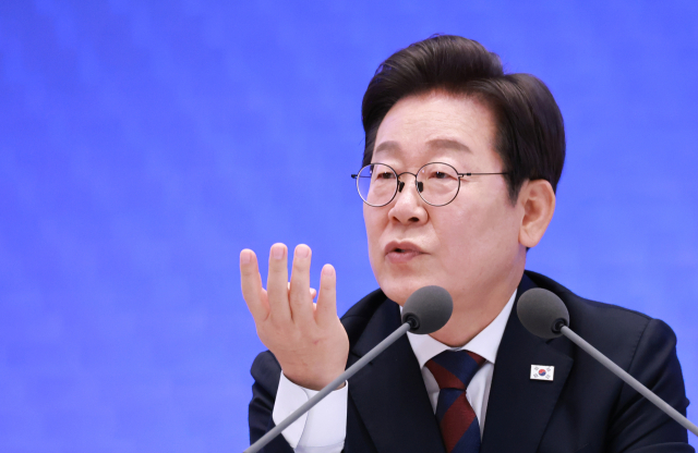 이재명 대통령이 이달 3일 청와대 영빈관에서 '대통령의 30일, 언론이 묻고 국민에게 답하다' 기자회견을 하며 취재진 질문에 답하고 있다. 연합뉴스