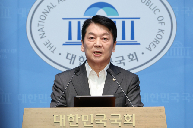 국민의힘 혁신위원장을 맡은 안철수 의원이 7일 서울 여의도 국회 소통관에서 위원장을 사퇴하고 전당대회 출마 의사를 밝히고 있다. 연합뉴스