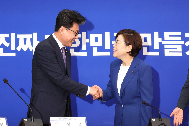 진성준(왼쪽) 더불어민주당 정책위의장과 김정재 국민의힘 정책위의장이 7일 국회에서 회동하고 있다. 연합뉴스