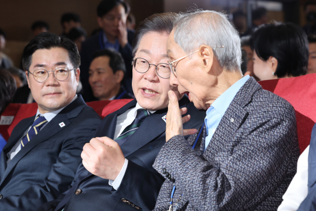 이재명 더불어민주당 대선 후보와 윤여준 상임 총괄선대위원장이 제21대 대통령선거 중앙선거대책위원회 출범식에 참석해 대화하고 있다. 뉴스1