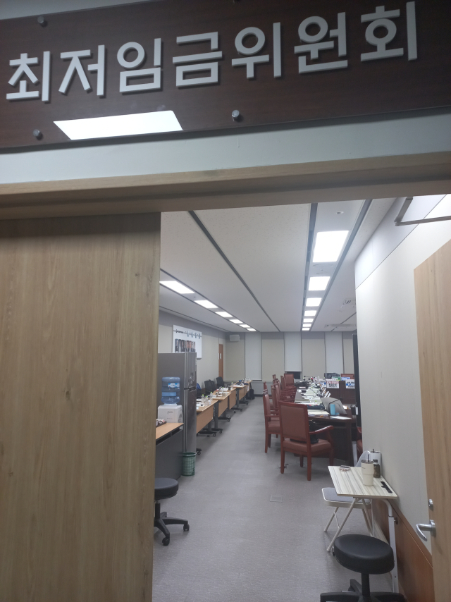 8일 정부세종청사에서 열리고 있는 최저임금위원회 제10차 전원회의가 속개되지 않고 있다. 양종곤 기자