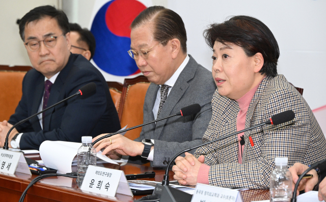 윤희숙(오른쪽) 국민의힘 여의도연구원장이 지난 3월 7일 국회에서 열린 '대한민국 정책 대전환' 전문과 토론회에서 프레젠테이션을 하고 있다. 오승현 기자