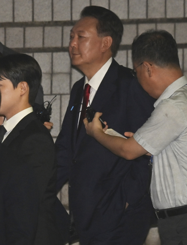 12·3 비상계엄과 관련해 특검 수사를 받는 윤석열 전 대통령이 9일 밤 서울중앙지법에서 두 번째 구속 전 피의자심문(영장실질심사)을 마친 뒤 대기장소인 서울구치소로 이동하고 있다. 사진공동취재단