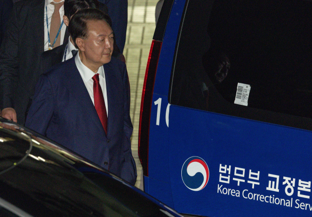 12·3 비상계엄과 관련해 특검 수사를 받는 윤석열 전 대통령이 9일 밤 서울중앙지법에서 두 번째 구속 전 피의자심문(영장실질심사)을 마친 뒤 대기장소인 서울구치소로 이동하고 있다. 사진공동취재단