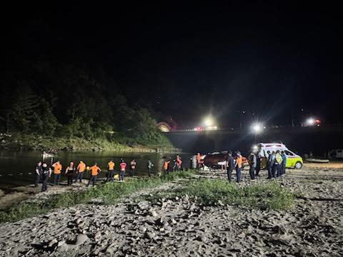 9일 오후 6시 19분께 충남 금산군 천내리 금강 상류 인근에서 물놀이하던 20대 4명이 실종됐다는 119 신고가 접수됐다. 대전에서 친구들과 물놀이하러 온 A(23)군은 화장실을 다녀온 뒤 친구들이 사라져 신고한 