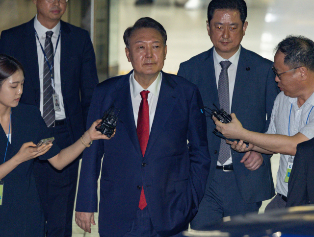 윤석열 전 대통령이 영장 실질 심사를 마치고 서울구치소로 이동하고 있다.
